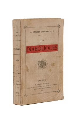 un vieux livre posé sur une surface blanche