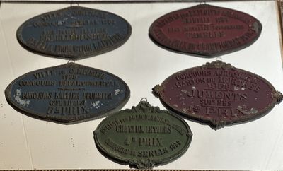 Plusieurs panneaux de différentes couleurs sont accrochés au mur d'une pièce.