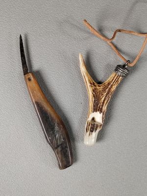 deux antilopes, une antilope, une antilope et un couteau sur une table