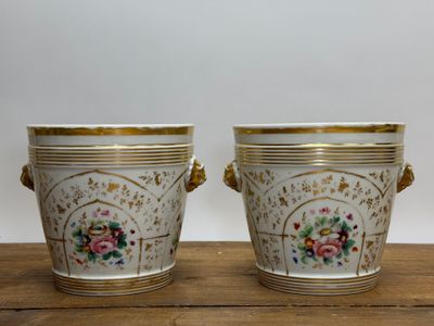 Paire de cache-pots en porcelaine à décor de fleurs et dorur…