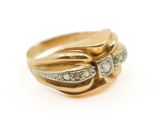 une image d'une bague en or avec des diamants sur un fond blanc