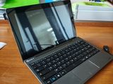 un ordinateur portable posé sur un bureau, avec un post-it dessus