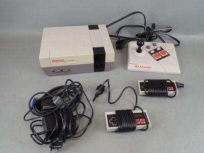 une console Nintendo et deux manettes posées sur une table