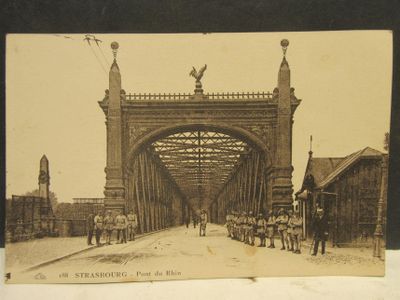 une vieille photo d'un pont sur lequel on voit des chevaux et des calèches
