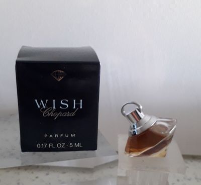 un flacon de parfum posé sur une table à côté d'une boîte de parfum