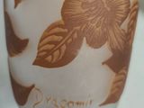 a vase that has a brown and white design on it