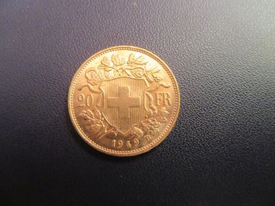 l'image d'une pièce d'or portant une croix