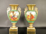 paire de vases anciens dorés ornés de scènes peintes à la main