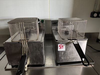 deux friteuses posées sur une table