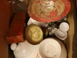 une boîte remplie d'objets posés sur le sol