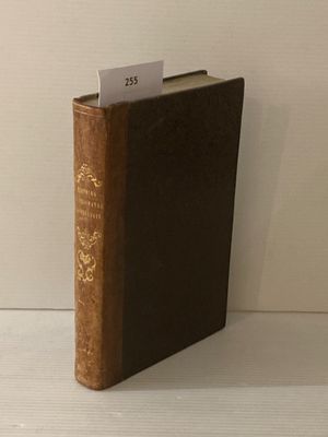 un livre posé sur une table, avec une étiquette portant un nom