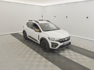 la voiture blanche est garée dans une pièce blanche avec un sol à carreaux