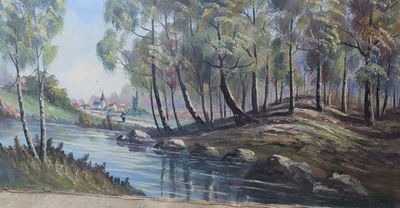 une peinture accrochée au mur d'un immeuble, avec une rivière au premier plan