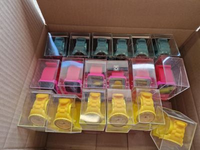 une boîte contenant de nombreux Lego de différentes couleurs