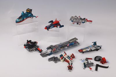 un tas de legos posés sur une table