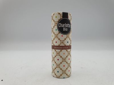 une image montrant un gros plan d'un flacon de parfum posé sur une surface blanche