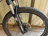 gros plan d'une bicyclette garée devant un bâtiment