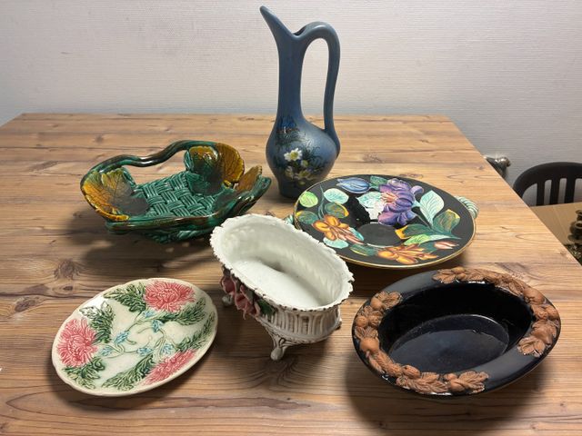 Lot comprenant, deux grands plats creux en céramique, assiette ba