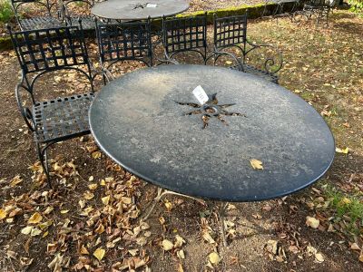 une table et des chaises installées dehors, sur la pelouse