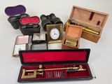 tout un tas d'objets divers dans une mallette posée sur la table