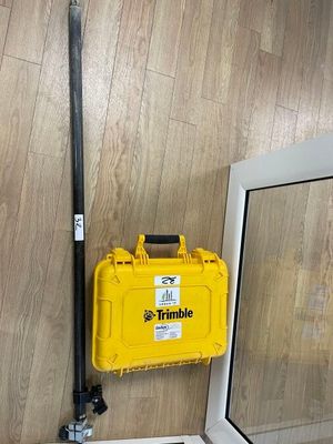 une boîte à outils jaune posée par terre près d'une fenêtre