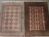 deux tapis posés côte à côte sur le sol
