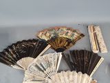de nombreux types d'éventails sur la table