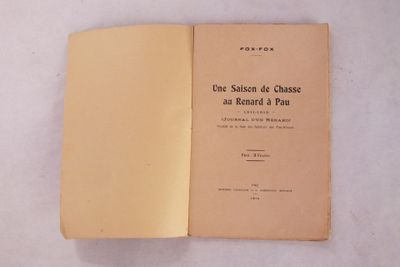 un livre ouvert posé sur une table à côté d'une table blanche