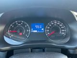un gros plan du tableau de bord d'une voiture, avec un compteur de vitesse et des jauges