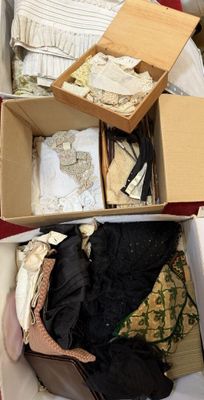 une boîte remplie de vêtements posée sur une table