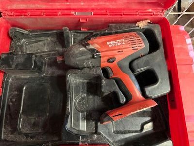 une boîte à outils rouge avec des outils à l'intérieur