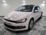 la photo d'une voiture blanche garée dans un garage