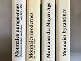 trois livres sont empilés sur une table