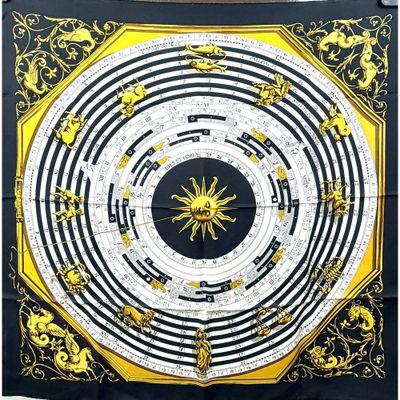 une écharpe noire et jaune ornée d'un motif circulaire