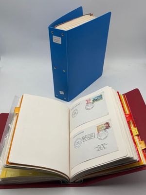 un livre ouvert posé sur un classeur rouge