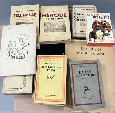plusieurs livres sont empilés sur une table