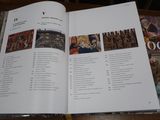 un livre ouvert posé sur une table, avec des images dessus