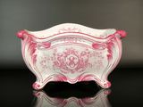 un bol rose et blanc posé sur une surface noire