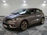 la voiture grise est garée sur un carrelage à carreaux