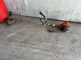 un scooter posé par terre à côté d'une bouche d'incendie