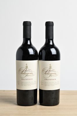 deux bouteilles de vin rouge posées sur une table en bois