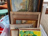 de nombreuses œuvres d'art encadrées et d'autres objets dans une boîte