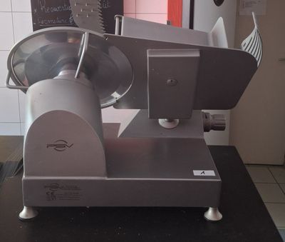 une machine posée sur le comptoir d'une cuisine