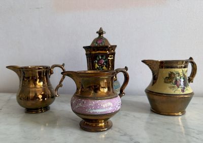 trois vases posés l'un à côté de l'autre sur une table