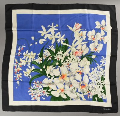 VALENTINO. Foulard en soie imprimée d'un motif floral vert, …