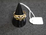 une bague en or surmontée d'un cône noir