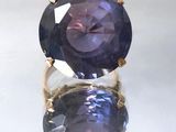 une image représentant une bague ornée d'une pierre violette