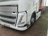 un camion blanc garé sur le bord de la route