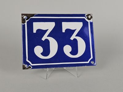 un panneau bleu et blanc sur lequel figure le chiffre 33
