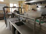 une cuisine avec un évier et une cuisinière